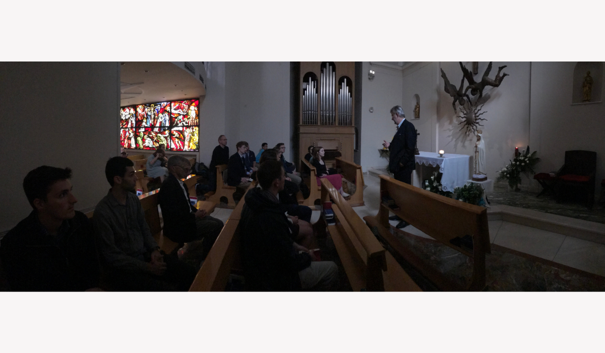 Widmer speaking to students in Swiss Guards' chapel