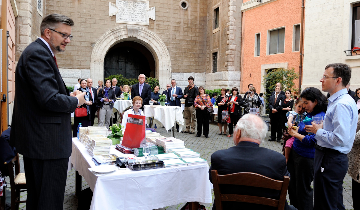 Widmer speaking in the Swiss Guard barracks on The Pope and The CEO