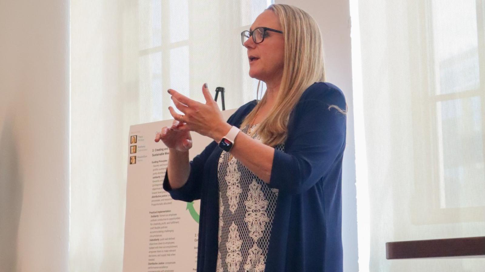 HR professor Tracy Phillips hosted an Executive Seminar titled, "Championing Dignity in the Workplace" with guest speaker Randy Reardon.