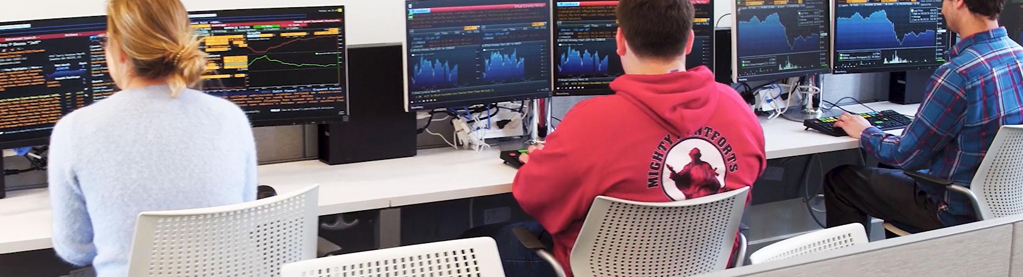 Group of students in Finance Lab.