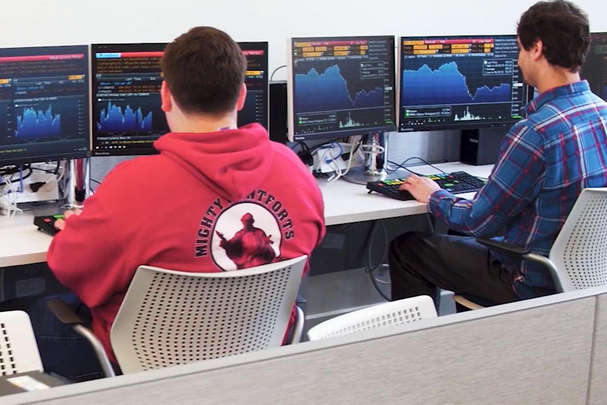 Pair of students in Finance Lab.