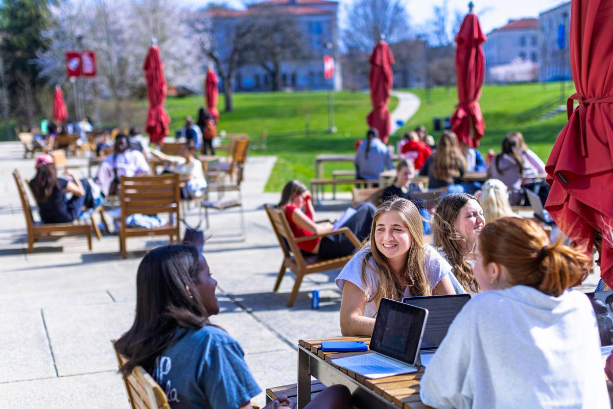 Undergraduate students having lunch.