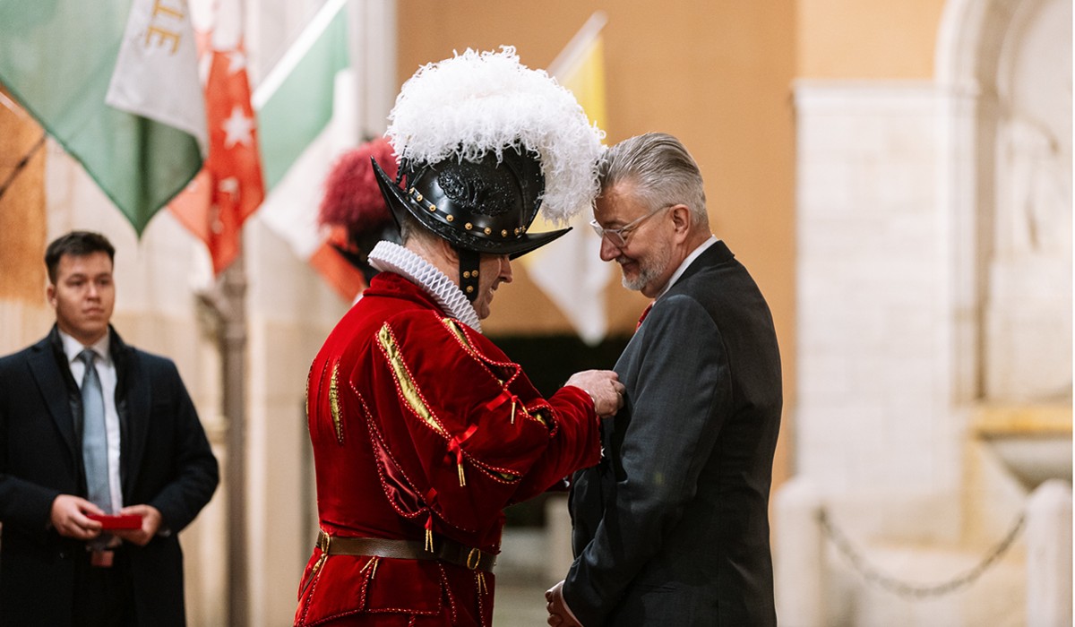 Professor Andreas Widmer being honored for his years of service to the Swiss Guard. (Photo by Jessica Krämer)
